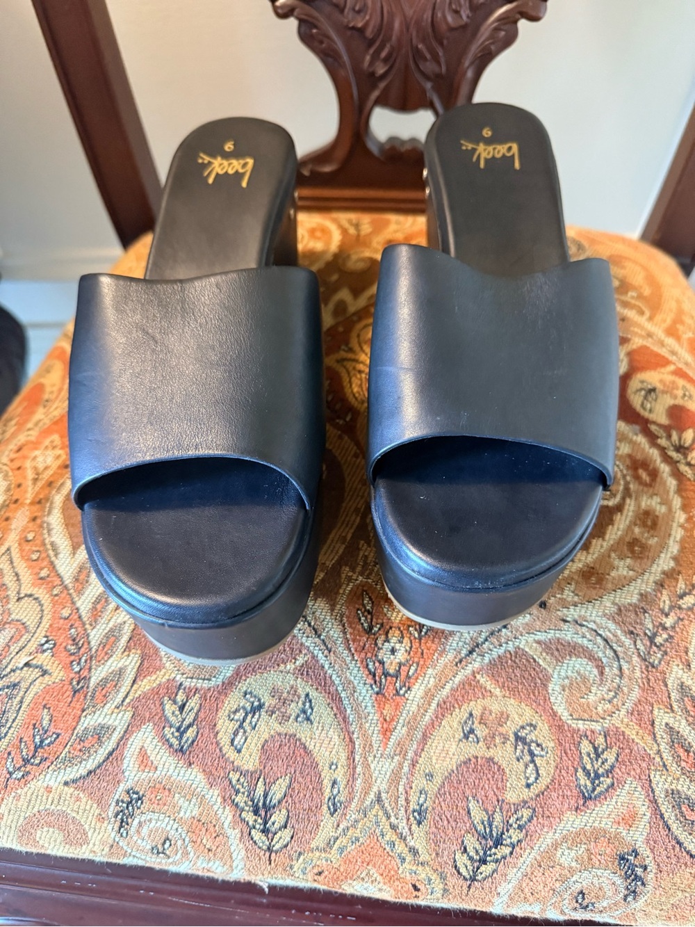 Beek PRINIA sandals are brand new, never worn.
Molded arch Black. 9